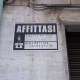 Mentre al civico 17 un cartello di affittasi avvisa che siamo in presenza di un ex pub e di un locale �asciutto, arioso e luminoso�